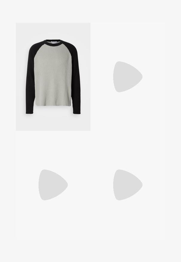 Rippstrickpullover mit einem hellgrauen Körper und schwarzen Raglanärmeln. Rundhalsausschnitt, strukturiertes Material und lockere Passform.; Helle blaue weit geschnittene Jeans aus Denim, mit hoher Taille, Fronttaschen und einem ausgewaschenen Look mit subtilen Abzeichen an den Oberschenkeln.; adidas Originals ADIRACER UNISEX - Sneaker low - core black/cream white; Schwarze Leder-Tragetasche mit langen, flachen Griffen. Einfaches Design, rechteckige Form, glatte Textur und keine sichtbaren Beschläge oder Verzierungen.