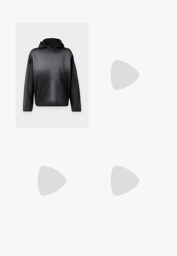 Felpa nera con cappuccio e design grigio sfumato, dotata di due tasche laterali e un piccolo logo sul petto. Tessuto morbido.; T-shirt nera con una grande grafica astratta grigia chiaro sul davanti. Maniche corte e scollatura rotonda classica. Materiale in cotone.; Shorts cargo in denim con un gradiente blu sbiadito e beige. Presentano due tasche laterali, una chiusura con bottone e dettagli cuciti.; Sneaker Lacoste grigie scure in materiale mesh e sintetico, con suola testurizzata e dettagli marroni sul colletto e sul branding.; Marsupio in stampa tie-dye blu scuro con una parte superiore con zip, materiale testurizzato e un logo ben visibile sul davanti.