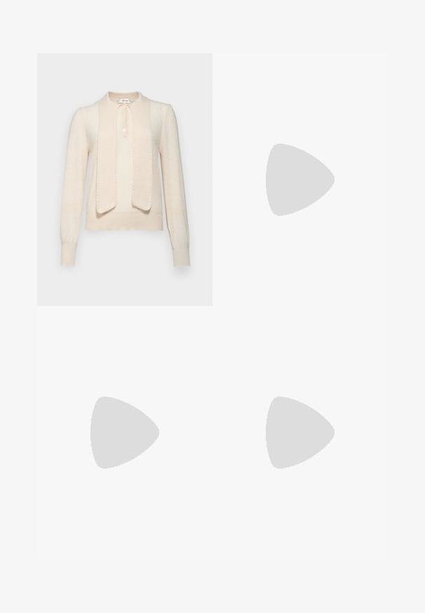 Maglione in maglia color crema con colletto, chiusura a bottoni e pannello frontale a contrasto. Presenta motivi testurizzati e polsini a coste.; Jeans a zampa d'elefante blu scuro in denim. Caratterizzati da una vita alta, tasche anteriori e dettagli con spacco all'orlo. Design classico a cinque tasche.; Pantofole da balletto nere in pelle con punta arrotondata, texture liscia, dettagli di cucitura minimi e design con suola flessibile.; Borsa a tracolla in pelle marrone con texture, dotata di catena dorata e chiusura a pattina. Sul davanti presenta un dettaglio con logo e una tasca sotto la pattina.