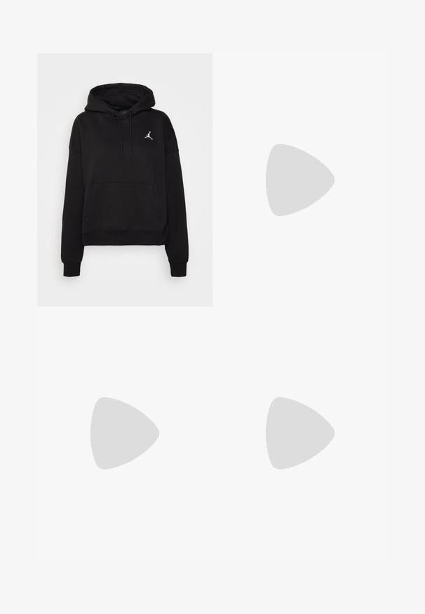 Jordan Felpa con cappuccio - black; Pantaloni da tuta neri a gamba larga con vita elasticizzata, caratterizzati da strisce laterali bianche e un piccolo logo sull'anca sinistra. Tessuto liscio.; Stivale alla caviglia in pelle nera con lacci, dotato di cuciture gialle sulla suola e di una linguetta con marchio sul tallone, mostrato di lato su uno sfondo semplice.; Borsa tote in tessuto nero con un design unico a forma di V e una texture liscia. Presenta un manico corto con dettagli hardware minimalisti.