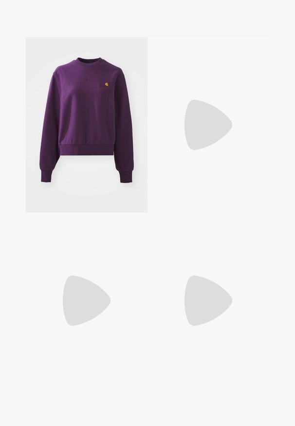 Sweatshirt violet en coton, avec un col rond et des poignets côtelés. Il arbore un petit logo jaune sur la poitrine. Conception courte.; Pantalons larges noirs en coton durable. Dotés d'une fermeture à bouton et de poches latérales. Texture lisse et finition soignée.; Baskets avec un design en suède bordeaux et violet clair, dotées de trois rayures blanches, de lacets crème et d'une languette texturée jaune. Semelle en caoutchouc.; Lunettes de soleil à monture en métal doré avec des verres rectangulaires teintés d'orange. Branches fines distinctives et subtils accents texturés près des charnières.