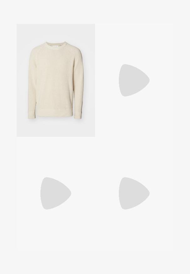 Heller beiger Pullover mit geripptem Muster, rundem Ausschnitt und langen Raglanärmeln. Seitliche Schlitze am Saum für mehr Bewegungsfreiheit.; Kurzärmeliger Cardigan in Creme mit dunklen braunen Streifen. Er verfügt über ein strukturiertes Strickmuster, einen normalen Kragen und fünf Knöpfe auf der Vorderseite.; Marineblaue Hosen aus Baumwolle mit einem lockeren Schnitt, Frontfalten und einem flachen Bund mit Gürtelschlaufen.; Loafer mit beigen, hellrosa und braunen Wildlederpaneelen, goldenen Metallschnallenakzenten und dicker schwarzer Gummisohle mit Profilmuster.