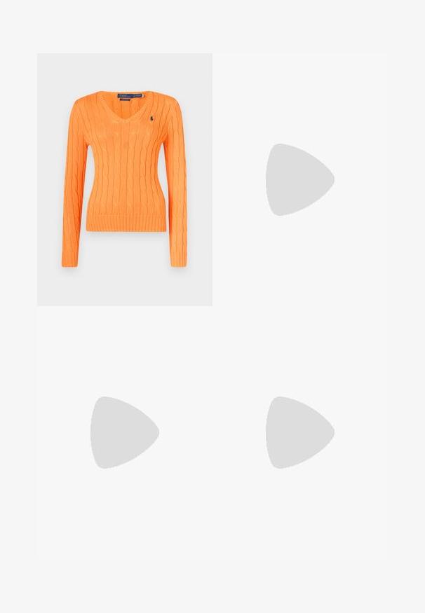 Oranža adīta džempera ar V-veida izgriezumu, ar ribotu apakšu un aproces, kā arī pīto rakstu. Mazs logotipa simbols uz krūtīm.; Svītruota krekla ar pogām gaisā zila un baltā krāsā, ar mīkstu audumu, klasiskām apkaklēm un izšūtu logotipu uz krūts.; Zilas džinsu bikses ar vidēju vidukļa augstumu, piecām kabatām un saplaisājušām izsistēm labajā ceļgalā.; Brūni zamša tenisi ar krēmkrāsas gumijas zoli, kuras aizmugurē ir oranži akcenti un neliela logo detaļa sānos.