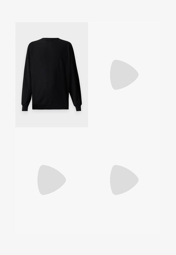 Felpa nera con maniche lunghe, scollatura a girocollo e polsini a costine. Presenta un logo goffrato discreto nella zona sinistra del petto.; Camicia bianca in cotone a maniche lunghe con scollatura rotonda, spacchi laterali in fondo e una texture liscia, mostrata da dietro.; Jeans in denim blu chiaro con design a gamba dritta, cinque tasche, chiusura con bottone, leggero sbiadimento e dettagli di cucitura a contrasto.; Sneaker bianco con tomaia in pelle liscia e profilo basso. Presenta una punta arrotondata, sei occhielli e una suola in gomma testurizzata.