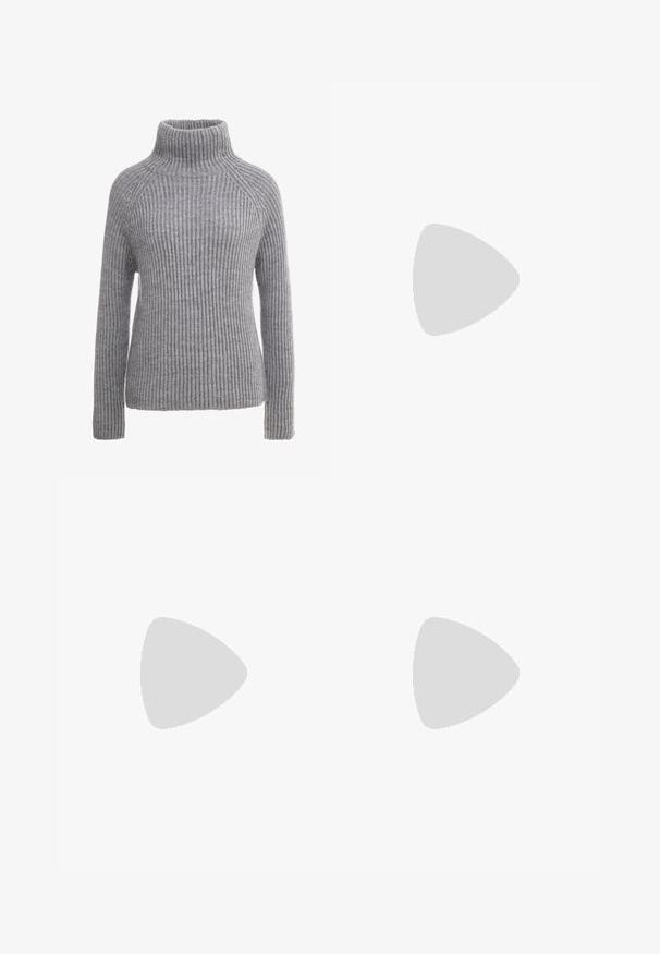 Maglione grigio lavorato a maglia con colletto alto, texture a costine e maniche lunghe. Presenta cuciture raglan e una silhouette aderente.; Pantaloni neri a gamba dritta, con tasche frontali e spacchi laterali all'orlo. Realizzati in tessuto morbido e liscio. Adatti a diverse occasioni.; Décolleté in vernice beige con punta affusolata e design elegante, caratterizzate da un sottile tacco alto e un dettaglio a taglio sul lato.; Borsa a tracolla in pelle nera con design strutturato, manico superiore e dettaglio in metallo dorato sulla parte frontale. Texture liscia, cuciture minime.