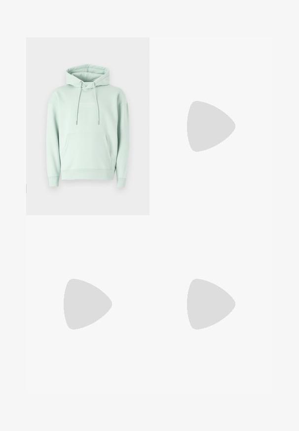 Mintgrüner Hoodie aus einer Baumwollmischung. Besitzt eine Kängurutasche, eine verstellbare Kapuze mit Kordelzug und gerippte Bündchen mit einem Logo auf der Brust.; Kurzarm-T-Shirt in Korallenorange mit rundem Halsausschnitt. Mit weißem grafischem Text und Logodetails auf der Vorderseite. Aus Baumwolle.; Blaue Jeans aus Denim mit einem ausgeblichenen Muster, ausgestattet mit einer Münztasche und einem schwarzen Logo-Akzent auf der Vorderseite. Der Bund besteht aus dunkelblauem, geripptem Stoff.; Braune Ledersneaker mit weißer Gummisohle, runder Zehenform und braunen Schnürsenkeln. Strukturierte Grip-Oberfläche auf der Sohle und glatte Verarbeitung im oberen Bereich.