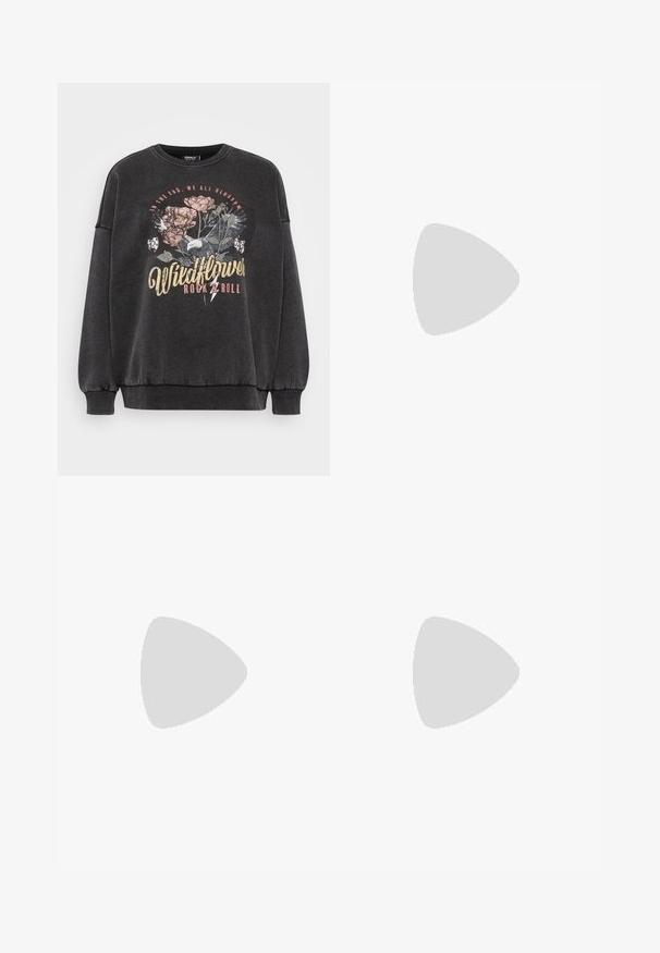 ONLY Petite ONLLUCINDA WILD O NECK - Športni pulover - black; Črne široke hlače iz gladkega materiala, z ravnim sprednjim delom, zanko za pas in brez vidnih žepov. Čist, krojen dizajn.; Črne natikače s trakovi in kvadratnim prstom ter nizkim blokastim peto. Imajo več tankih trakov in nastavljiv trak okoli gležnja. Narejene so iz gladkega usnja.; Zign Zapestnica - silver-coloured