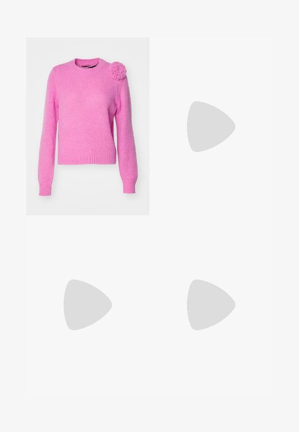 Vero Moda VMADIA ONECK FLOWER - Pulover - fuchsia pink; Jeans kratke hlače v svetlo modri barvi z izgubljenim videzom. Imajo zaponko na gumb, pet žepov in ravno obliko nogavic.; Bela sandala na visokih petah s debelim petam, ki ima obliko trakcev in vezanje okoli gležnja. Gladka tekstura z platformo spredaj za dodatno višino.; Bela torbica za rame z teksturirano površino, osrednjo sponko in ukrivljenim oblikovanjem. Zadrge na obeh straneh.