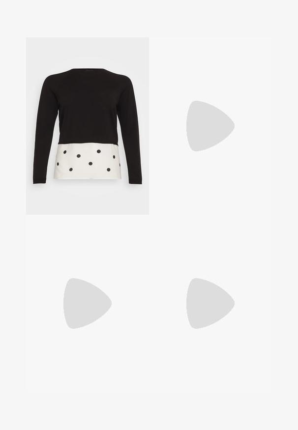 Top nero a maniche lunghe con design cropped, caratterizzato da un pannello inferiore bianco decorato con pois neri. Texture liscia in tutto il capo.; Pantaloni in denim a gamba larga di colore blu scuro, con una texture liscia, design a cinque tasche e cuciture in contrasto. Chiusura anteriore con bottone e zip.; Sandal con tacco alto in metallo argentato, con design a T-strap, fibbia regolabile sulla caviglia e tacco a blocco, caratterizzata da una superficie liscia e riflettente.; Orecchini a cerchio in argento con una finitura liscia e lucida. Forma rotonda, design leggero, con un meccanismo di chiusura sicuro.
