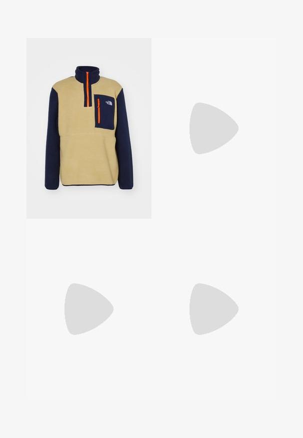 The North Face YUMIORI 1/4 ZIP - Φλις πουλόβερ - khaki stone/summit navy; Μαύρο βαμβακερό t-shirt με κοντά μανίκια, στρογγυλή λαιμόκοψη και μικρό λευκό λογότυπο στην αριστερή πλευρά του στήθους. Απλός σχεδιασμός, λείο υλικό και άνετη εφαρμογή.; The North Face WINTER EXPLORATION TAPERED CARGO  - Παντελόνι εξωτερικού χώρου - black; Μαύ�ρο ορειβατικό μποτάκι με σουέντ επάνω μέρος, ανθεκτική καουτσούκ σόλα και ενισχυμένες οπές για τις κορδόνες. Διαθέτει θηλιά πίσω για εύκολη φόρμα.