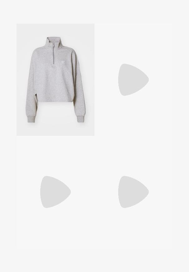 Sivý skrátený sveter s vysokým golierom, polovičným zipsom a voľnými rukávmi. Obsahuje malé biele logo na hrudi. Vyrobený z mäkkého materiálu.; Legíny s leopardím vzorom s vysokým pásom, elastickou tkaninou a čiernymi akcentmi na svetlohnedom podklade, navrhnuté pre pohodlie a prispôsobenie.; Biele ploché topánky s čiernymi ozdobami a podrážkou, doplnené svetlopurpurovými rebrovanými ponožkami s bielymi krížovými pásikmi. Umiestnené na zelenom pozadí.; Hnedé nadmerné obdĺžnikové okuliare s priehľadnými šošovkami a jemným ružovým odtieňom na pravej šošovke. Plastový rám s hladkým povrchom.