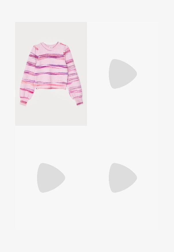 Sweater de crochê em rosa claro com riscas horizontais em roxo, laranja e vermelho. Apresenta mangas longas e volumosas e um decote redondo.; Calças de ganga flare com um design bicolor, apresentando painéis de denim azul escuro e claro, fecho frontal com botão e estilo de bolsos clássico.; Tamanco de couro verniz azul-marinho com um acabamento liso, apresentando uma sola grossa preta e costuras visíveis ao longo da base.; Bolsa de pele preta com uma superfície texturizada, forma retangular, alça ajustável e um detalhe metálico com o logo na parte da frente.