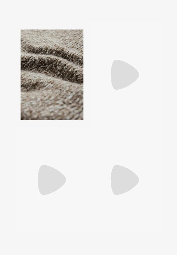 Textúrájú barna szövet, bolyhos megjelenéssel, világos és sötét szálak keverékével, amely fonott mintát és változó vastagságot mutat.; Világoskék, széles lábú farmernadrág, közepes derékkal, öt zsebbel és gombos záródással, vékony fémszínű akcentussal.; Fehér bőr, alacsony szárú sportcipő kerek orral, lapos fehér gumitalppal és minimalista varrási részletekkel. A fűzők hat szemre fűzve.; Sötét tengerészkék és krémszínű kockás, szőtt gyapjú sál, rojtos szélekkel és egy kis fekete címkével. Puha tapintású, téglalap alakú.