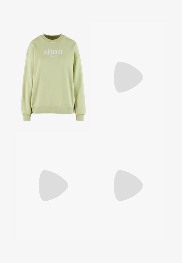 Lichtgroene sweatshirt met een ronde hals, ribgebreide manchetten en zoom. Heeft een witte logo tekstprint op de voorkant. Zacht, gestructureerd stof.; Crème kleurige wijde broek gemaakt van zacht materiaal met een elastische tailleband. Heeft subtiele groene geborduurde tekst aan de voorkant.; Witte sportieve sneakers met een gestructureerde bovenkant met subtiele patronen, afgeronde vorm en een gevoerde zool, gecombineerd met beige broek.; Beige handtas gemaakt van zacht materiaal, met een slonzig ontwerp, gestikte details en twee schouderbanden. Geschikt voor dagelijks gebruik.