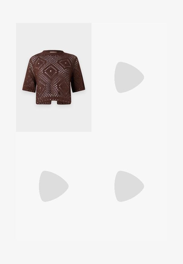 Brauner Strickpullover mit kurzen Ärmeln, der ein Rautenmuster aus offenen Maschen aufweist und eine leicht verkürzte, kastige Form hat.; Weite weiße Jeans aus einem Baumwollmischgewebe. Verfügt über einen Reißverschluss, ein Fünf-Taschen-Design und Nähte entlang der Säume.; Braune Lederstiefel bis zur Wade mit Blockabsatz und goldenem Logo-Tag an der Seite, seitlich auf weißem Hintergrund dargestellt.; Schwarze Lederhandtasche mit geschwungener Form, gequilteter Textur und goldenen Beschlägen. Sie verfügt über einen abnehmbaren Schultergurt und ein Logodetail.