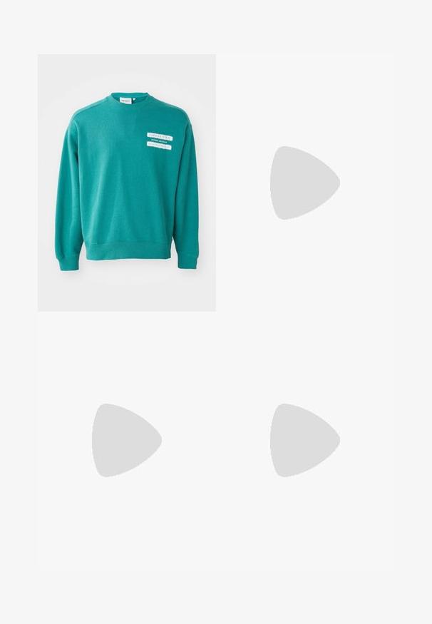 Sweatshirt vert en tissu texturé, avec un col rond, des manches longues et deux étiquettes graphiques blanches sur le devant.; T-shirt en coton noir avec un col rond, comportant un graphique circulaire vert avec des notes de musique et le mot "VIBES" au-dessus du logo Adidas.; Pantalons de sport verts clairs avec des rayures blanches sur les côtés, des accents en mesh et une taille élastique. Le tissu est lisse avec un léger éclat.; Baskets en cuir blanc avec des accents perforés, trois bandes métalliques et un panneau latéral texturé. Portées avec des chaussettes blanches ornées de rayures bleues.