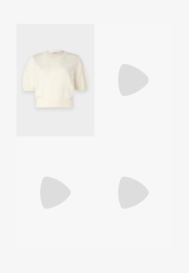 pure cashmere PUFF SHORTSLEEVE - Vesta - white; Crne krojene hlače ravnog kroja, s glatkom teksturom i oštrim pregibima naprijed. Bez vidljivih metalnih dijelova.; Crne kožne sandale s petom, s izduženim vrhom, imaju usku petu i zlatni akcent na podesivoj traci. Glatka tekstura.; Crna kožna torba s strukturiranim dizajnom, s krojenim oblikom, gornjom drškom i zlatnim detaljima. Uključena je podesiva ramena traka.