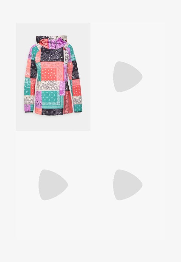 DC Shoes SALEM - Sweatshirt com capuz - multi-coloured; Duas blusas sem mangas em preto e branco, feitas de algodão canelado, com decotes redondos e um design ajustado. Etiquetas visíveis em ambas.; Jeans flare de ganga preto com uma cintura alta, dois bolsos frontais e botões metálicos em contraste. Textura suave com ligeira elasticidade.; Sapatilhas de camurça preta com atacadores brancos, apresentando uma proeminente faixa lateral branca e sola de borracha preta, destacando detalhes de costura em contraste.