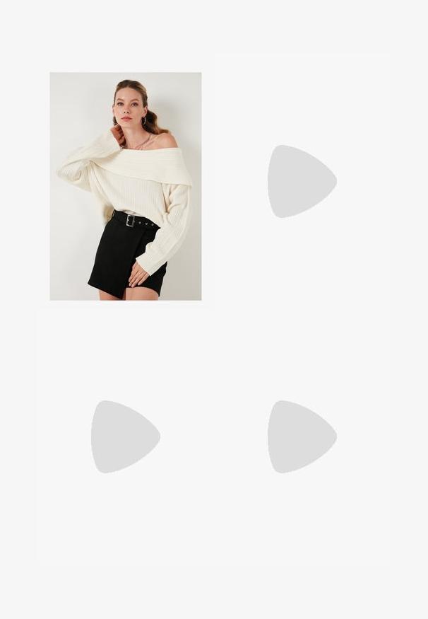 Cream off-shoulder knit sweater with ribbed texture, paired with a high-waisted black suede skirt featuring a belt and side accents.; Black, wide-leg jeans made of denim with a high waist, featuring a five-pocket design and a single button closure at the front.; Anna Field Wide Fit Boots - black; Cream-colored, soft faux leather bag with gathered design, adjustable strap, and subtle drawstring closure. Smooth texture and rounded shape.; Silver drop earrings with rounded, reflective surfaces; minimalist design with smooth texture and subtle branding detail.