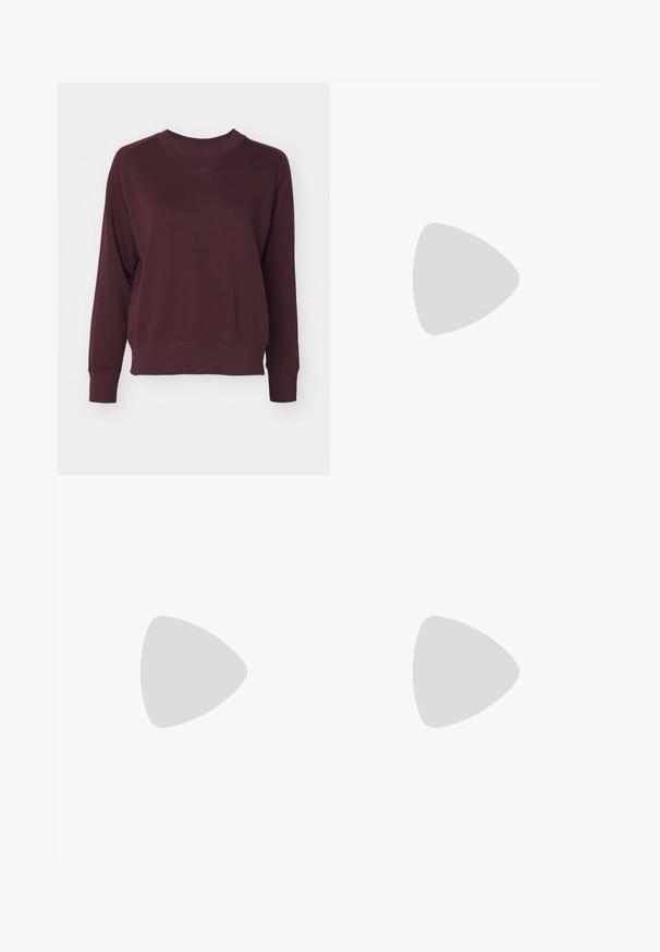 Felpa bordeaux con collo a girocollo, maniche raglan e polsini a costine. Realizzata in tessuto morbido con una vestibilità rilassata e dettagli minimi.; Pantaloni neri a gamba larga realizzati in cotone resistente. Presentano una chiusura con bottone e tasche laterali. Texture liscia e finitura sartoriale.; Sneakers con un design in scamosciato bordeaux e lilla chiaro, con tre strisce bianche, lacci color crema e una linguetta gialla texture. Suola in gomma.; Occhiali da sole con montatura in metallo dorato e lenti rettangolari di colore arancione. Braccia distintive sottili e accenti testurizzati sottili vicino agli snodi.; Orecchini a cerchio color oro, sottili e rotondi, con una finitura metallica liscia e senza decorazioni o motivi.