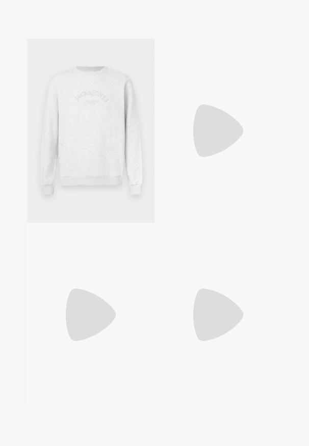 Szara bluza z miękkiego materiału. Posiada ściągacze przy mankietach i u dołu, z wyszywanym logo "JACK & JONES" w zakrzywionym stylu na piersi.; Jasnoniebieskie dżinsy z wysokim stanem, z guzikiem z przodu, zamkiem błyskawicznym i pięcioma kieszeniami, ułożone na płasko na neutralnym tle.; Białe sneakersy z czarnymi i szarymi akcentami, z teksturowanym szarym czubkiem, czarną gumową podeszwą i płaskimi białymi sznurowadłami. Czysty design, minimalistyczny styl.; Czarna skórzana torba na ramię z zamkiem błyskawicznym, wytłoczone logo na przodzie i regulowanym paskiem. Gładka tekstura w prostokątnym kształcie.