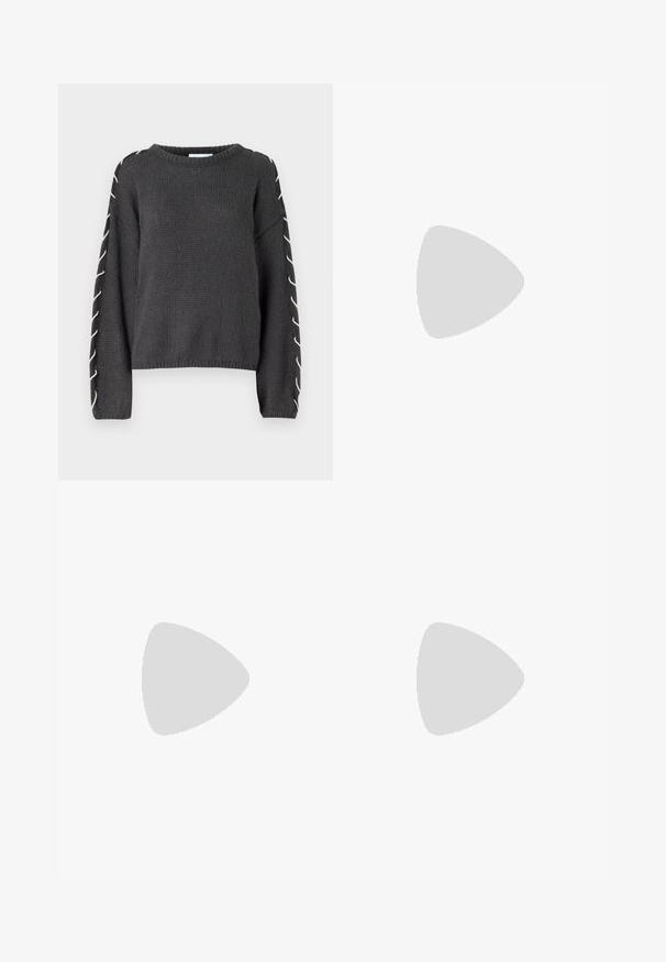 VILA VICHOCA PEARL DETAIL - Pulover - dark grey; Črne plisirane hlače z elastičnim pasom. Imajo široke noge in gladko, teksturirano tkanino z navpičnimi črtami.; Črne gležnjarje iz gladke kože z božnim zadrgo, masivnim teksturiranim peto in zaobljeno obliko prstov.; Črna usnjena torba s svilnato teksturo, pravokotne oblike in dvema dolgima ročajema. Brez vidnih metalnih delov ali okrasnih elementov.