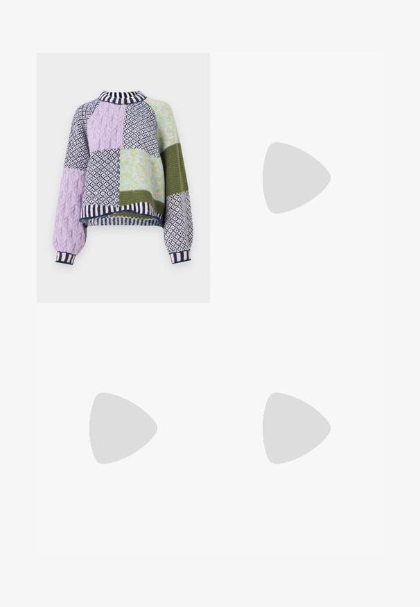Strickpullover mit kastiger Form, ausgestattet mit Patchwork in Lavendel, Grün und Marineblau, gemischten Texturen sowie einem gestreiften Rippkragen und -bündchen.; Weite Jeans in dunkelblauem Denim. Verfügt über fünf Taschen, Gürtelschlaufen und einen rohen Saum am unteren Ende mit sichtbaren Nahtdetails.; Schwarze Lederplateauschuhe mit klobigem Blockabsatz, runder Zehenpartie und traditionellem Schnürdesign. Verfügt über eine glatte Textur und minimale Details.; Schwarze Leder-Hobo-Tasche mit einer glatten Textur, geschwungener Form und einem einzelnen verstellbaren Tragegurt; verfügt über eine weite Öffnung am oberen Ende.
