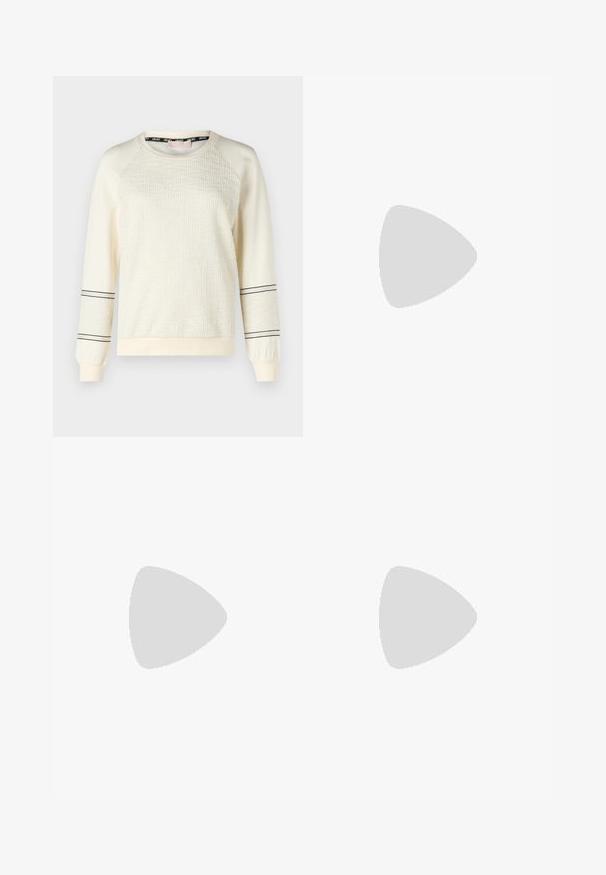 Cremefarbener Pullover mit Textur an der Vorderseite, Raglanärmeln und schwarzen Akzentstreifen nahe den Bündchen. Weicher Stoff mit elastischen Bündchen.; Weite Hosen aus hellem beigen Baumwollstoff. Mit hoher Taille, vorderen Taschen und geradem Schnitt. Saubere Saumverarbeitung ohne Muster.; Schwarze Lederloafer mit einer abgerundeten Spitze, dicker strukturierten Laufsohle und minimalen Nähten. Schlankes Design ohne sichtbare Schnürsenkel oder Beschläge.; Weiße Lederhandtasche mit abgerundeter Form, ausgestattet mit einem geprägten "CK"-Logo auf der Vorderseite und einem Einzel-Schultergurt. Reißverschluss oben.