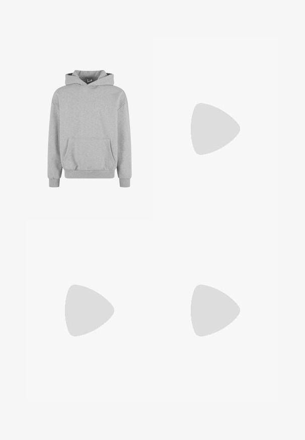 Felpa grigia con cappuccio, maniche lunghe e tasca frontale. Realizzata in tessuto morbido con polsini e orlo a coste. Design minimalista e stile versatile.; Maglietta bianca in cotone con maniche corte, scollatura rotonda, vestibilità comoda e senza loghi o motivi visibili. Texture liscia e design minimale.; Jeans a vita alta, dal taglio ampio in denim nero sbiadito. Presentano cinque tasche, passanti per cintura e un design dritto e pulito.; Sneaker grigia e bianca con tomaia in suede e pelle, punta arrotondata, lacci piatti e soletta in gomma con un accento color caramello.