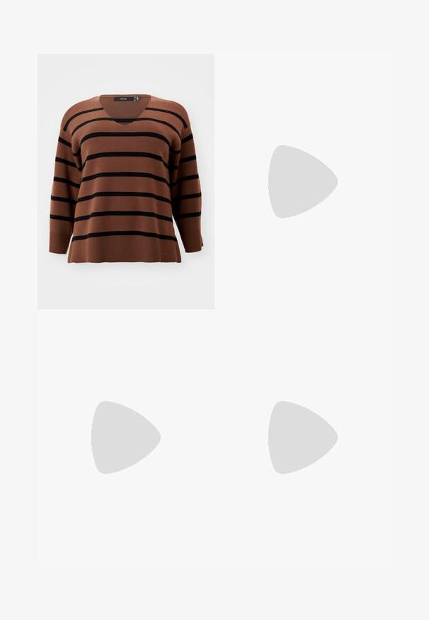 Brązowy sweter w paski z czarnymi poziomymi pasami. Design w serek, długie rękawy, ściągacze na rękawach i u dołu. Miękka tekstura, luźny krój.; Spodnie o wysokim stanie, szerokiej nogawce w ciemnoszarym materiale o gładkiej teksturze. Nie posiadają widocznych kieszeni ani ozdób.; Czarne skórzane botki za kostkę na słupku, o gładkiej fakturze, z okrągłym noskiem i pętelką z tyłu z żółtą marką.; Niebieski pleciony szalik z frędzlami na końcach, gładka tekstura, prostokątny kształt i jednolity kolor na całej powierzchni. Odpowiedni na zimną pogodę.