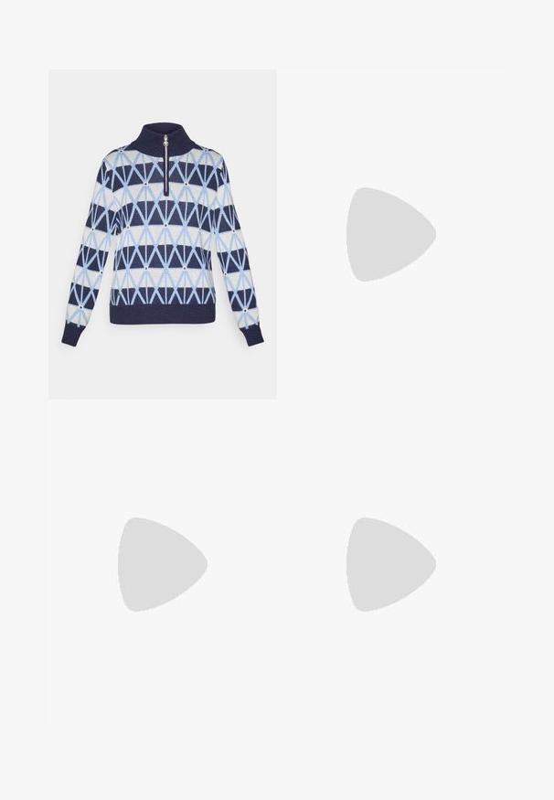 Stickad tröja med hög krage och dragkedja. Har geometriska mönster i marinblått, ljusblått och krämvitt. Ribbad mudd och nederkant.; Vita skräddarsydda byxor med två framfickor, rak klippning och vikta fållar. Tillverkade av ett slätt tyg, med en klassisk design.; Vita och svarta lågskor med mönstrad gummisula och zigzagdesign längs sidan, visad från utsidan på en neutral bakgrund.; Vit läderhandväska med en böjd form, gyllene detaljer och en texturerad yta, bärs över en mörk blazer och vit skjorta.