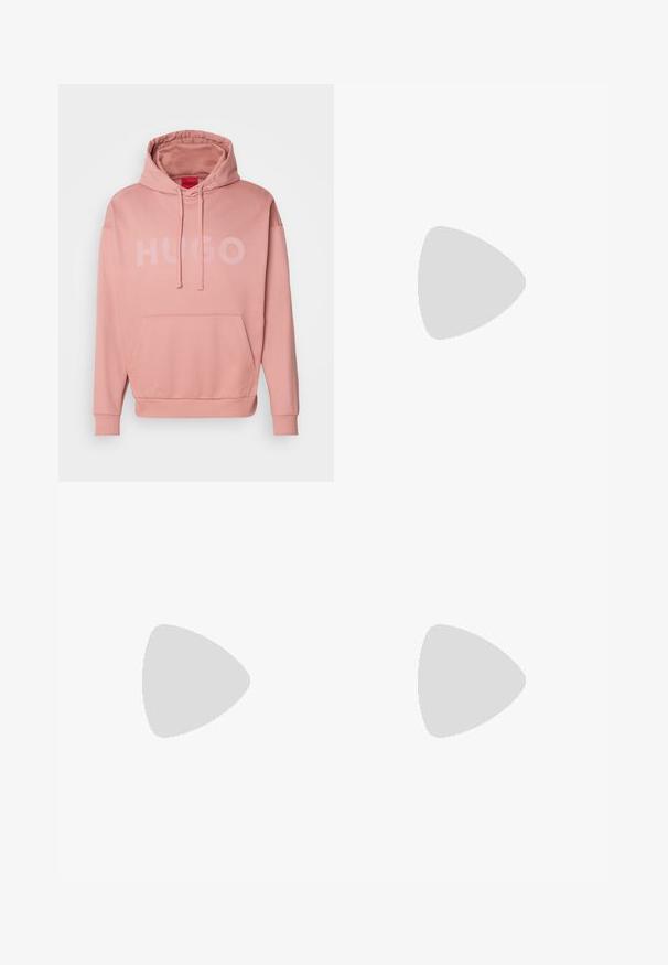 Sweatshirt capuz rosa feito de um tecido suave, com um bolso canguru na frente e um grande logo "HUGO" numa tonalidade de rosa mais clara.; T-shirt branca de algodão com mangas curtas, decote redondo e um logo preto "HUGO" no peito. Textura suave, corte casual, sem padrões.; Calças de treino pretas feitas de um tecido macio, com cintura elástica ajustável, ajuste slim e um emblema vermelho na coxa esquerda.; Botim preto até ao tornozelo com um acabamento liso, painéis laterais elásticos e uma pega vermelha em contraste, com uma sola de borracha espessa e bico arredondado.