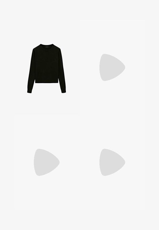 Svart stickad tröja med rund halsringning, långa ärmar och en cropped design. Tillverkad av ett mjukt material med en slät yta.; Mörkgröna vida jeans i bomullsblandning, med knäppning fram, fem fickor och klassisk denimstickning.; Brun lädersandal med öppen tå och sidoklipp. Har en ankelrem med en metallspänne och en platt sula.; Brun läder tote-väska med två avlånga handtag, strukturerad rektangulär form, slät textur och subtila sömdetaljer.