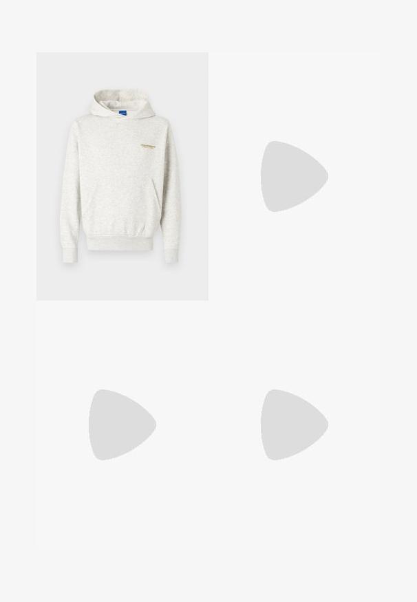 Hoodie gris clair en tissu doux, doté d'une poche kangourou et de poignets côtelés, avec un petit graphisme jaune sur la poitrine.; Shorts cargo en denim bleu à taille haute, avec plusieurs poches cargo sur les côtés et un design classique à cinq poches. Texture délavée.; Sneaker noir bas avec des rayures blanches, lacets noirs, semelle texturée noire et accent de talon blanc, marqué "JACK & JONES" sur le côté.; Banane en tissu noir avec une forme arrondie, poche zippée à l'avant et texture lisse. Pas de motifs ou d'accents visibles. Design léger.