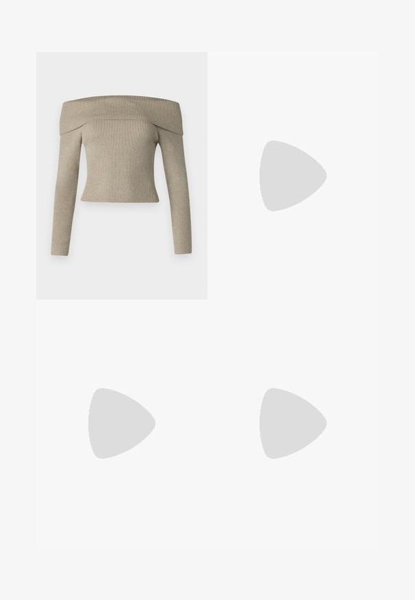 Beige farbenes, geripptes Strickoberteil mit schulterfreien Ärmeln und tailliertem Schnitt. Mit einem kleinen Logoakzent am Saum.; Weiße Jeans in schlanker Passform, 5-Taschen-Design und kontrastierenden Nähten. Mit Knopfverschluss und subtiler Markenkennzeichnung am Bund.; Blassrosa Slingback-Ballerinas mit spitzem Punkt, aus einem glatten, lederähnlichen Material. Mit Ausschnitten an den Seiten und einem flachen Absatz.; Schwarze Lederhandtasche mit einer strukturierten dreieckigen Form, schmalem Trageriemen und goldfarbenen Beschlägen, die über ein Logo-Emblem auf der vorderen Klappe verfügt.