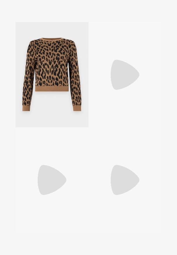 Sweater com estampa de leopardo em tom de areia com manchas pretas. O material é tricotado, possui um decote redondo e barra canelada. Comprimento cropped e mangas longas.; Jeans de perna larga em denim azul escuro. Apresenta costura em contraste, cinco bolsos e um fecho de botão na cintura. Textura lisa.; Sapatos planos pretos com um pequeno laço na ponta, emparelhados com meias-calças caneladas castanhas escuras. Os sapatos têm uma textura suave e um design discretamente baixo.; Bolsa transversal em couro verniz bordô com formato retangular, duas alças, ferragens prateadas e fecho de aba.