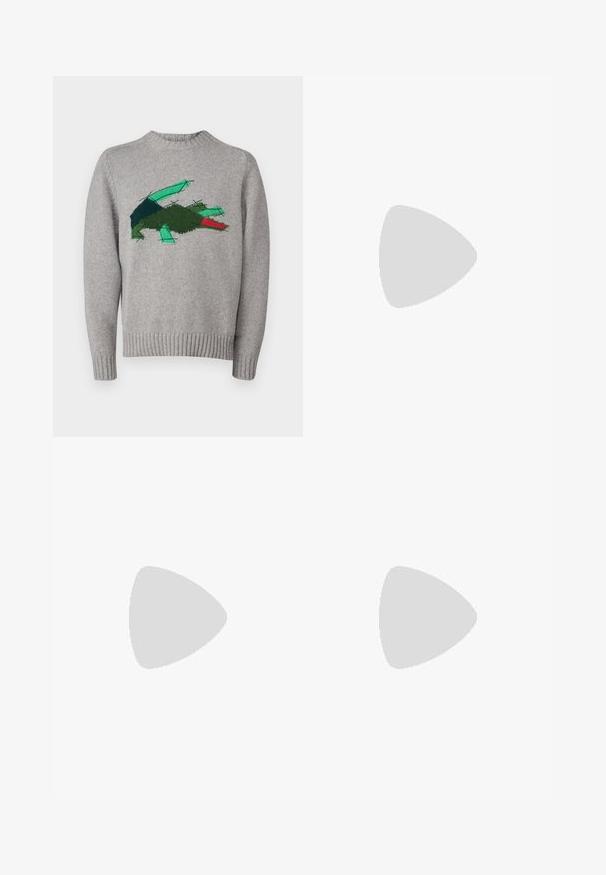 Lacoste Strikkegenser - silver chine; Svart bomull t-skjorte med korte ermer, rund hals og en liten grønn logo på venstre brystlomme. Enkelt design, normal passform.; Sorte bomulls cargos med rette ben og lommer på siden, samt frontknaplukning. Slitesterkt stoff med en glatt tekstur.; Svart semsket snøring ankelstøvel med drageløkke og teksturert såle, med en liten preget krokodillelogo på siden.