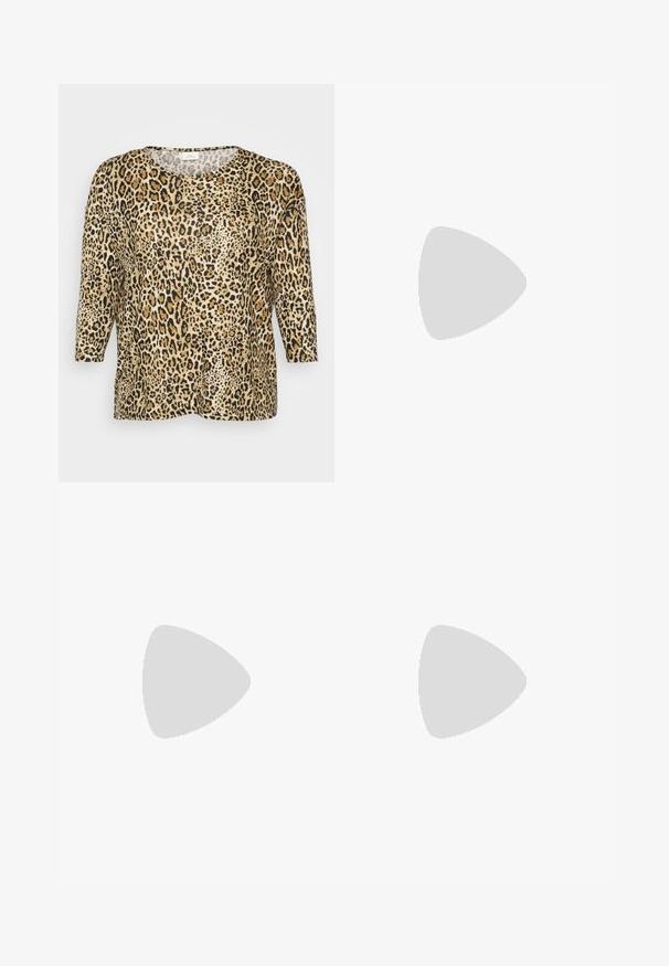 Leopardmønstret topp med trekvart ermer, som har en rund halslinning og en avslappet passform, satt mot en enkel hvit bakgrunn.; Lyseblå denimjeans med rett ben-design, som har fem lommer, beltehemper og subtil falming på forsiden.; Sølvfargede metall sandaler med et minimalistisk design, som har tynne stropper og en sort flat såle. Fremhevingene inkluderer kryssremmer.; Svart skinn toteveske med jevn tekstur, strukturert form, to håndtak og en fremtredende sølvspenne foran.