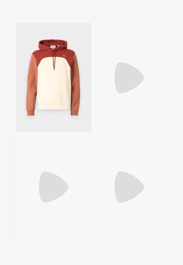 Sweat à capuche avec un corps crème, des accents rouges et des manches marron. Il dispose d'une poche kangourou et d'un petit logo vert sur la poitrine.; T-shirt noir à manches longues en coton, avec un col rond et un petit logo de crocodile brodé vert sur la poitrine gauche.; Jean en denim bleu clair avec une coupe loose, jambes droites, design à cinq poches et fermeture à bouton à la taille. Détail de couture minimaliste.; Baskets Lacoste en gris foncé, en matériau mesh et synthétique, avec une semelle texturée et des accents marron sur le col et le branding.