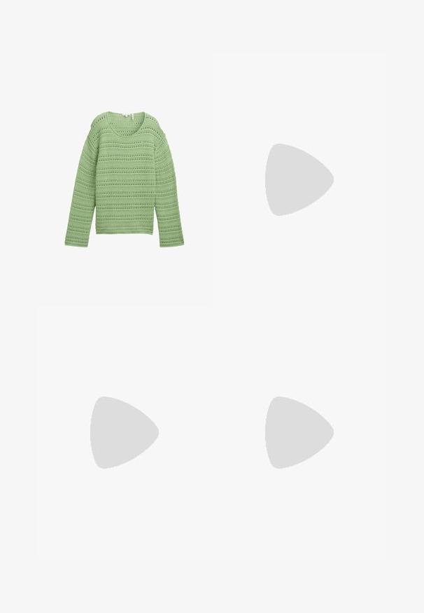 Grüner Strickpullover mit strukturiertem, offenem Muster und horizontalen Streifen. Er hat einen weiten Ausschnitt und lange Ärmel.; Ein knielanger Rock aus einem leichten Stoff mit einem beige-, braun- und grünfarbigen abstrakten Muster. Verfügt über einen enganliegenden Taillenbund und ein fließendes Design.; Rosa Wildleder-Pumps mit Blockabsatz, offener Zehenpartie und Knöchelriemen mit goldfarbenem Schnallen-Detail. Flacher Vorderriemen.; Braune Kunstleder-Schultertasche mit geschwungener Form, minimaler Naht und goldfarbener Hardware-Akzent. Verfügt über einen oberen Reißverschluss und einen verstellbaren Trageriemen.