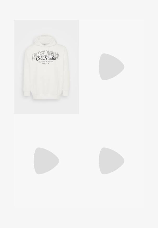 Bílá mikina s kapucí vyrobená z měkké látky, s předním grafickým designem v černém písmu. Má stahovací kapuci a žebrované manžety.; Svetle modré džíny z denimu s vysokým pasem, předním knoflíkem, zipem a designem s pěti kapsami, ležící rovně na neutrálním pozadí.; Bílé tenisky s černými a šedými akcenty, opatřené texturovaným šedým prstovým krytem, černou gumovou podrážkou a plochými bílými tkaničkami. Čistý design, minimalistický styl.; Černá kožená kabelka přes rameno se zapínáním na zip, s texturovaným tělem, bílým prošíváním a popruhem se stříbrnými očky.