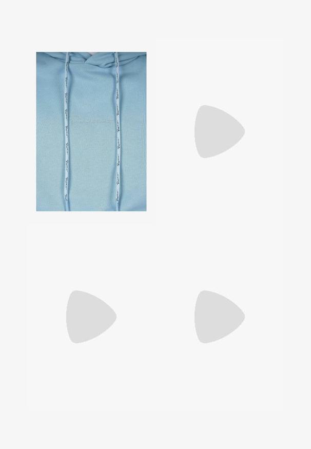 Felpa leggera color azzurro con coulisse regolabile; presenta il logo "Resistant" ricamato in filo chiaro; texture liscia, design casual.; Maglietta bianca in cotone con maniche corte, scollatura rotonda, vestibilità comoda e senza loghi o motivi visibili. Texture liscia e design minimale.; Pantaloni jogger neri realizzati in tessuto morbido, dotati di una vita elastica con coulisse, polsini a costine e un piccolo logo sulla coscia sinistra.; Sneaker grigia e bianca con tomaia in suede e pelle, punta arrotondata, lacci piatti e soletta in gomma con un accento color caramello.