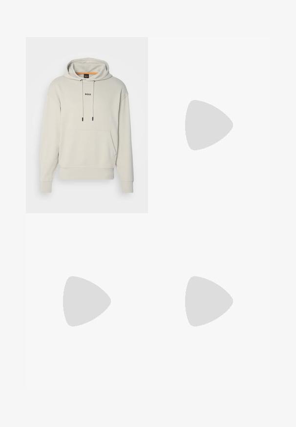 Hoodie beige chiaro con tasca a marsupio, coulisse regolabile e logo "BOSS" nero sul petto. Tessuto morbido e liscio.; Maglietta a maniche corte color crema con colletto alto, con la scritta "BOSS" stampata in nero sulla parte anteriore del collo e sull'etichetta interna.; Pantaloni jogger slim-fit neri con cordoncino bianco, polsini a coste e logo discreto sulla coscia contro uno sfondo uniforme.; Sneaker nera con tomaia in pelle liscia, punta rotonda, lacci piatti, collare imbottito e design minimalista. Suola in gomma con un delicato motivo a rilievo.