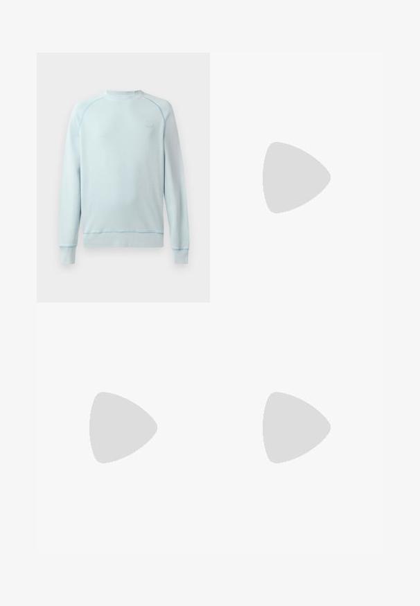 Világoskék pulóver kerek nyakkal, bordás mandzsettákkal és szegéllyel. Finom varrás és kis logó található a mellrészen. Puha szövet textúra.; Fekete pamut póló, kerek nyakkal, rövid ujjakkal, rajta fehér "EMPORIO ARMANI" logó, a "Milano" felirattal ívelt formában.; Fekete farmernadrág egyenes szabással. Fakadó területek, kisebb kopások, klasszikus öt zsebes kialakítás és gombos zárás jellemzi.; Fehér bőr sportcipő sima felülettel, kerek orral, lapos fűzőkkel és texturált talppal. Finom logó található a sarokon.