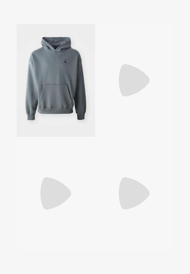 Šedá mikina s kapucňou z mäkkej látky, so klokankovým vreckom a rebrovanými manžetami. Čierna vyšívaná značka Jumpman na ľavej hrudi.; Čierne bavlnené tričko Nike s klasickým okrúhlym výstrihom, krátkymi rukávmi a jemne embosovaným logom na hrudi. Hladká textúra.; Čierne teplákové nohavice vyrobené z flísu, s elastickým pásom a šnúrkami na zaväzovanie, dvoma prednými vreckami a malým logom na stehne.; Čierne športové topánky s textúrovanou tkaninou a gumovou podrážkou, so elastickými šnúrkami a modrým akcentom na päte. Nosia sa s svetlými riflami.