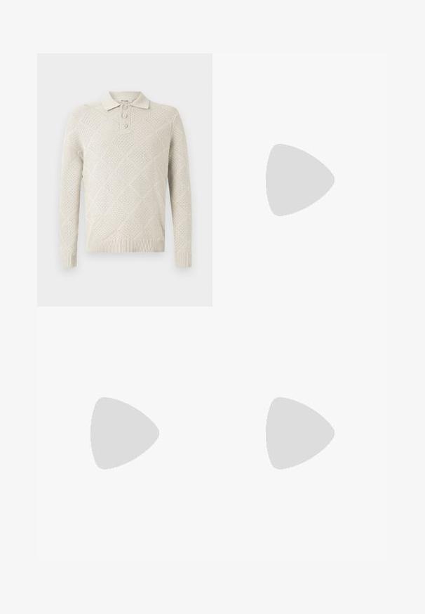 Maglione polo lavorato a maglia color beige chiaro con motivo a rombi, patta con tre bottoni e polsini e orlo a coste.; Pantaloni neri su misura con una vestibilità dritta, realizzati in tessuto liscio. Presentano passanti per cintura e dettagli di piega lungo la parte anteriore.; Sneaker bianche in pelle con finitura liscia, punta arrotondata, lacci piatti e suola texturizzata. Accento in suede grigio sul tallone.; Occhiali da sole trasparenti in plastica con lenti rettangolari marroni, dotati di sottili aste trasparenti e dettagli in metallo sulle tempie.