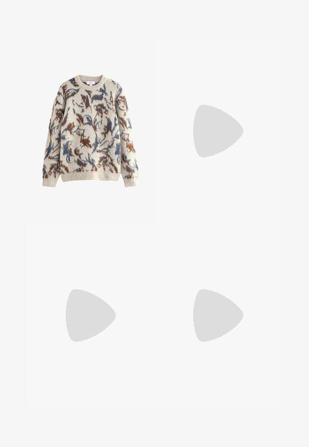 Pull crème avec un motif floral abstrait en bleu et marron, col rond côtelé et manches longues. Texture douce.; Pantalons de lounge en coton gris avec une taille élastique, un cordon de serrage et deux poches latérales ; design à jambe droite, texture douce, sans motifs.; Bottine en daim beige avec un col rembourré noir, œillets en métal doré, détails de surpiqûres blanches et semelle en caoutchouc robuste avec des crampons prononcés.; Lunettes de soleil avec une monture légère en plastique gris clair, au design enveloppant, lentilles sombres et texture lisse. Présentent un marquage minimal sur le côté.