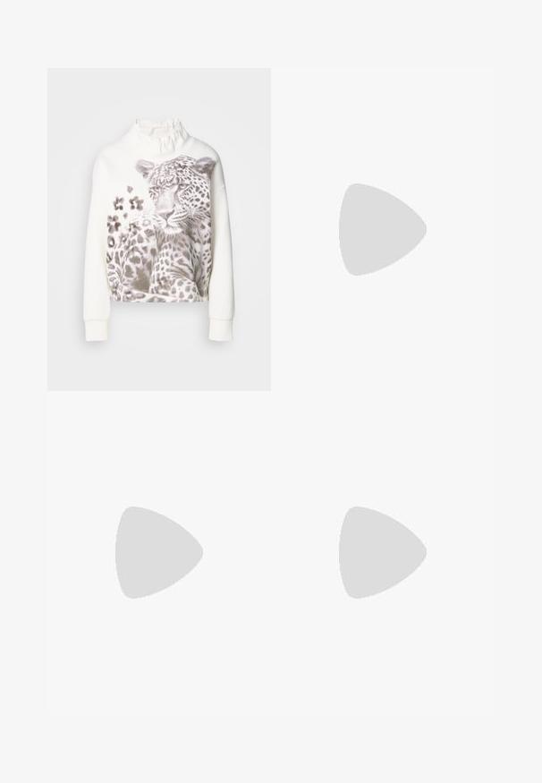 Weißes Sweatshirt mit einem Rüschenausschnitt, das ein Leopardenmotiv in Grautönen und gemusterten Details auf der Vorderseite zeigt. Lange Ärmel.; Helle blaue Schlagjeans aus Denim, mit hoher Taille, verblasster Waschung und dezentem Batikmuster an der Vorderseite.; Weiße Low-Top-Sneaker mit schwarzem Fersenpatch, Plateau-Sohle, Schnürsenkeln und Calvin Klein "CK"-Logo an der Seite.; Silberne Creolen mit texturiertem Design und vertikalen Rillen. Kreisförmige Form mit sicherem Verschluss. Glatte Oberfläche.