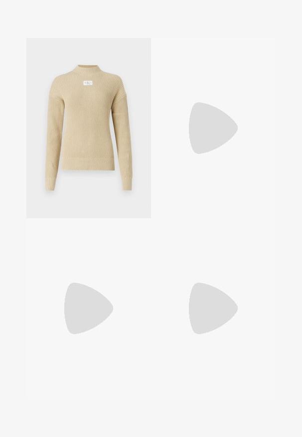 Bežani rebrasti pleteni pulover s visokim ovratnikom i dugim rukavima. Sadrži mali logotip na prednjem dijelu. Glatka tekstura.; Nabrana bijela suknja s crnim elastičnim pojasom na kojem se nalazi logo "LACOSTE". Srednje dugačak dizajn s mekim teksturom.; Bijele kožne tenisice s debelim bijelim potplatom, crnim zamšastim akcentom na peti i ugraviranim logom sa strane. Dizajn s vezicama i šest rupa za vezivanje.; Crne oversize sunčane naočale geometrijskog oblika, s tamnim staklima i kontrastnom sivom dekoracijom na okviru. Logo na dršci.