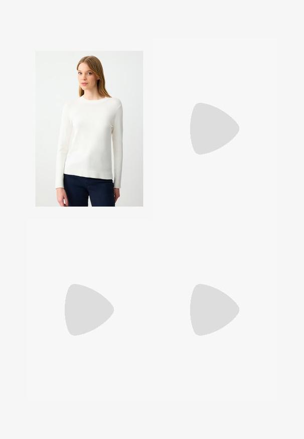 Maglione bianco a maniche lunghe con scollatura rotonda e polsini a costina, caratterizzato da una superficie liscia e una silhouette aderente.; Pantaloni neri a gamba dritta, con tasche frontali e spacchi laterali all'orlo. Realizzati in tessuto morbido e liscio. Adatti a diverse occasioni.; Sandali con tacco in vernice nera, con punta squadrata, cinturini alla caviglia e fibbie in argento. Presentano un tacco a blocco spesso per maggiore stabilità.; Borsa tote in pelle nera con texture liscia, forma rettangolare e due manici lunghi. Nessun hardware o decorazione visibile.